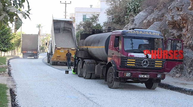 Finike'de alt yapı çalışmasında bozulan yollar asfaltlanıyor