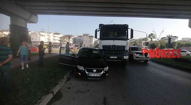 Kamyonun çarptığı otomobil, kaldırım ile kamyon arasında sıkıştı