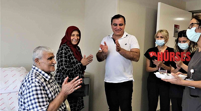 Karaciğer nakli olan hastaya ameliyat ekibinden sürpriz doğum günü kutlaması