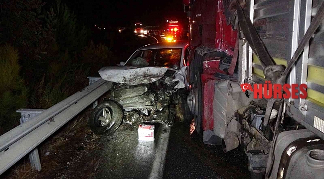 Karşı şeride geçen tır, çarpıştığı otomobili bariyerlerde 100 metre sürükledi: 3 yaralı
