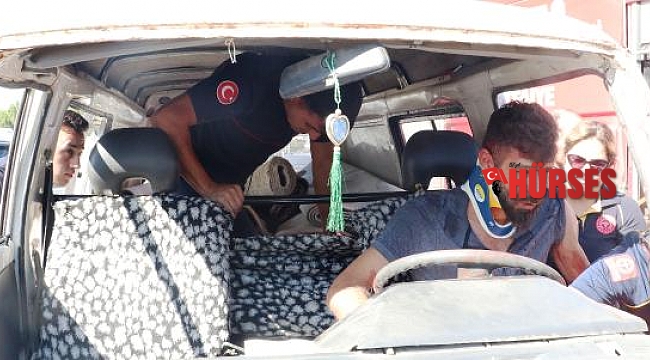 Kazada kamyonette sıkışan 2 kişiyi itfaiye ekibi kurtardı