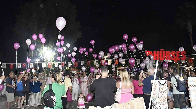 Kemer'de balonlar meme kanseri farkındalığı için uçtu