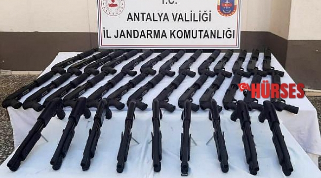 Manavgat'ta 35 ruhsatsız pompalı tüfek ele geçirildi