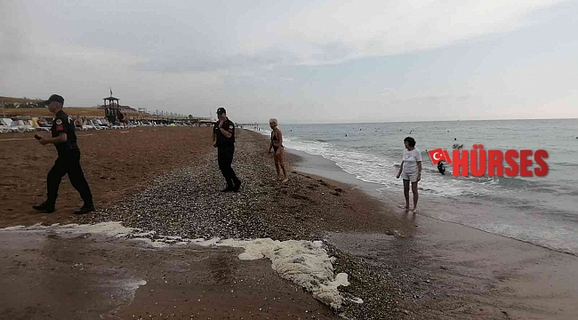 Manavgat'ta sahilde patlayan kanalizasyon ve kötü koku turistlere zor anlar yaşattı