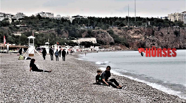 Milyonlarca turistin akın ettiği dünyaca ünlü sahilde yağmur sessizliği
