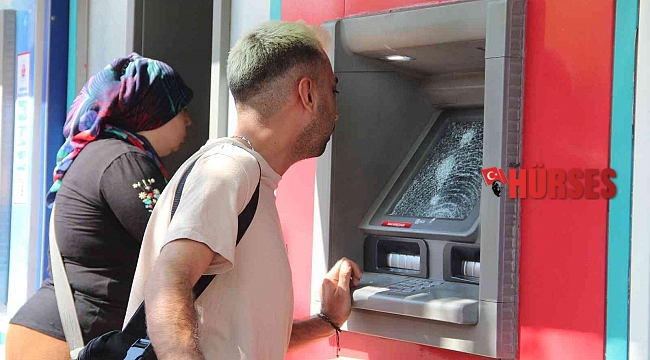 Para çekmeye gelenler ATM'lerin parçalanmış camlarıyla karşılaştı