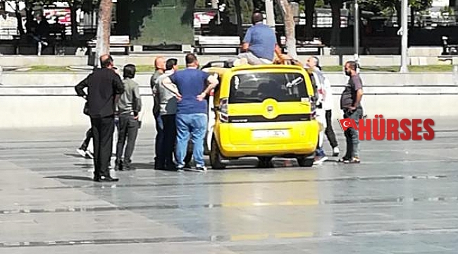 Trafiğe çıkamayacağını öne sürdüğü taksinin üzerine çıktı
