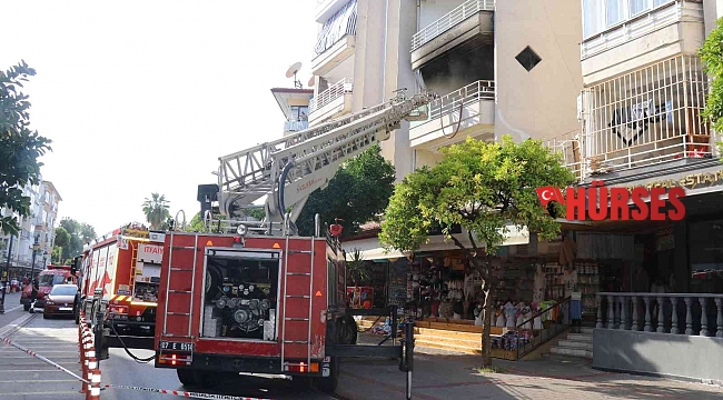 Turizm acentesinde çıkan yangın korkuttu