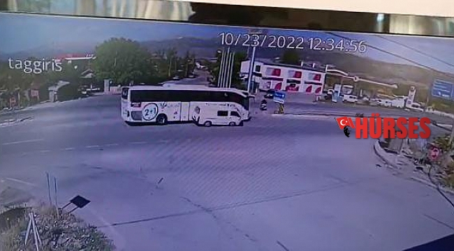 Yolcu otobüsü ile minibüsün çarpıştığı kaza anı kamerada; 2 yaralı