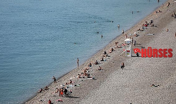 Antalya'da turistler 24 derece su sıcaklığında denize girdi
