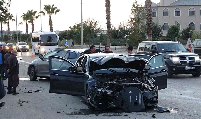Antalya'da çarpışan otomobiller hurdaya döndü: 1 yaralı