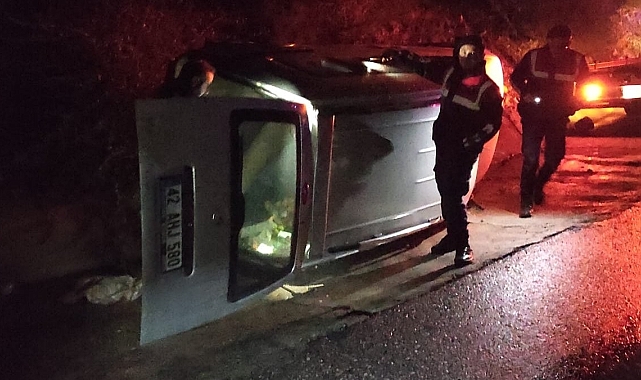 Antalya'da hafif ticari araç takla attı: 3 yaralı