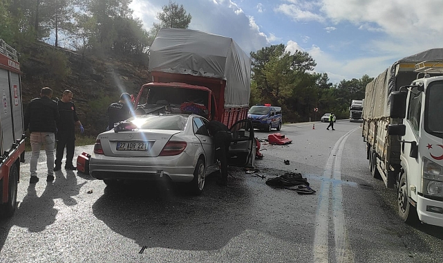 Antalya'da kamyonet ile otomobil kafa kafaya çarpıştı: 2 ölü, 1'i ağır 6 yaralı