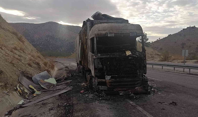 Antalya'da muz yüklü tır alev alev yandı