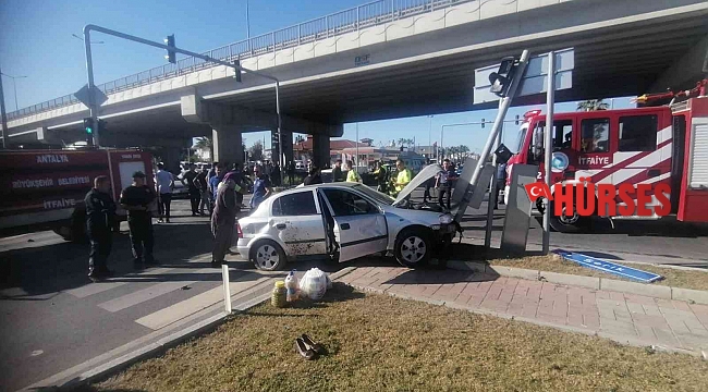 Antalya'da otomobil ve 2 motosikletin çarpıştığı kazada 2 kişi yaralandı