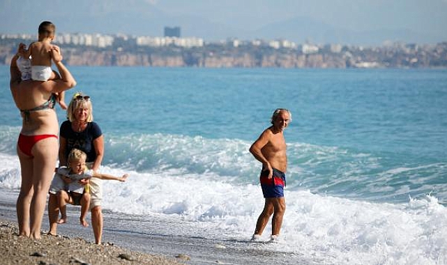 Antalya'da tatilciler denize girip güneşlendi