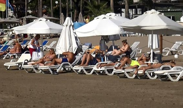Antalya'da turistler kasım ayının ortasında denize giriyor