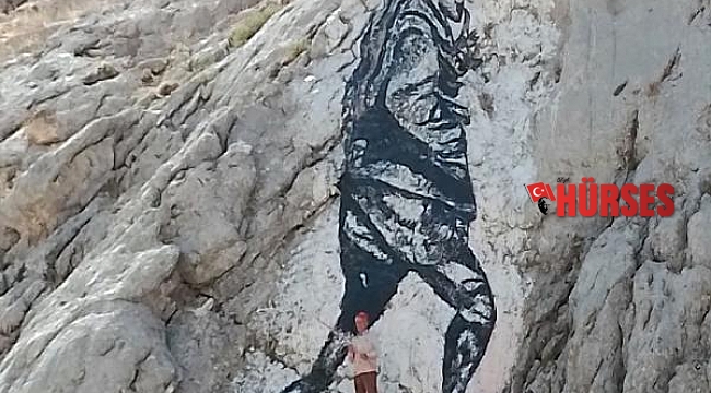 Atatürk ve Türk bayrağını kayaya işledi