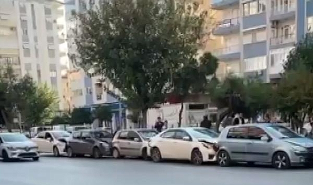 Ata'ya saygı için durunca 6 araç çarpıştı
