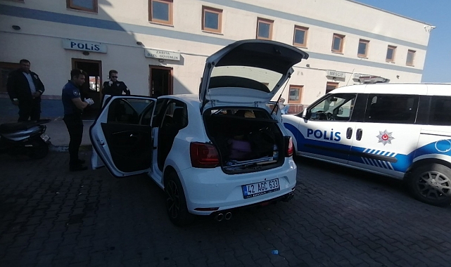 Ayrı yaşadığı eşinin habersiz aldığı otomobilini otoparkta buldu, silah ve uyuşturucu düzeneğini görünce polise koştu