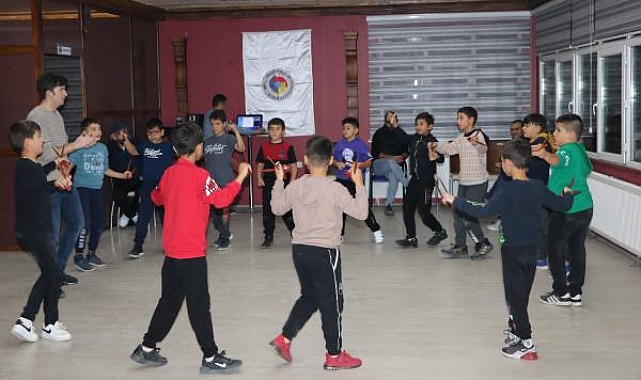 Babalar ve oğullar yöresel oyunları oynuyor