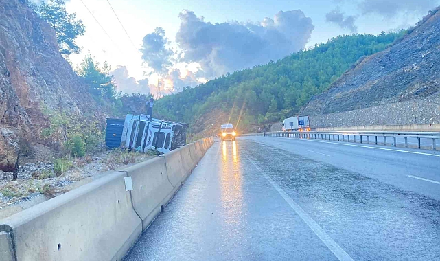 Bariyere çarpan tır şarampole devrildi: 1 yaralı