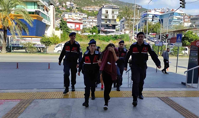 Bebeğin 5'inci kattan atıldığı olayda anne, kızı ve baba tutuklandı
