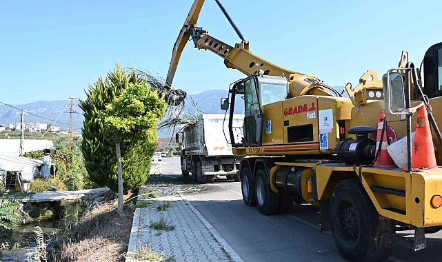 Demre'de yağmur suyu kanalları temizleniyor