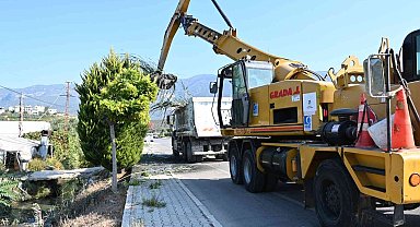 Demre'de yağmur suyu kanalları temizleniyor