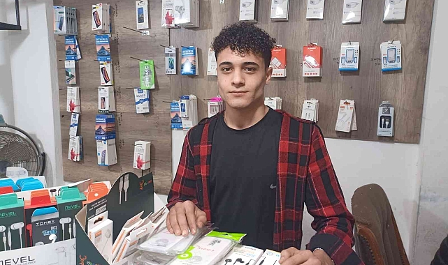 Dükkana pencereden giren hırsız, poşet dolusu cep telefonu çaldı