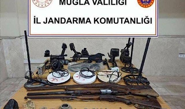 Elmastan daha değerli painite taşı ve tarihi eserler ile yakalandılar