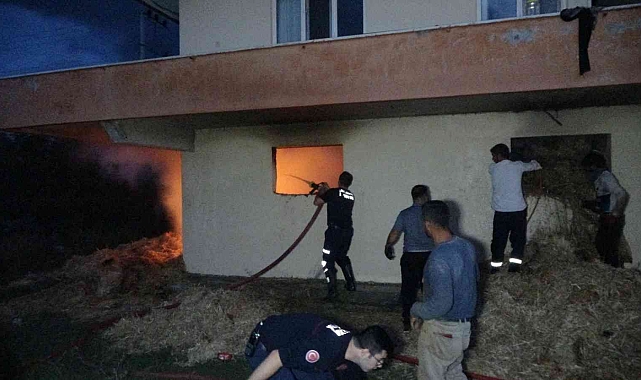 İtfaiye ekipleri samanlıktaki yangını binanın duvarını yıkarak söndürebildi