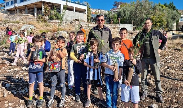 Kaş'ta 3 bin 600 fidan toprakla buluştu