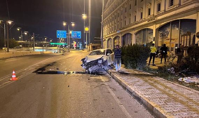 Kontrolden çıkan otomobil kaldırıma çıktı