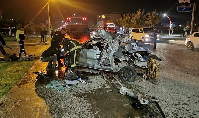 Köprü bariyerine çarpıp hurdaya dönen otomobilden yaralı olarak çıktı