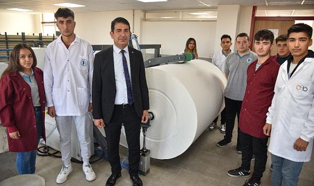 Lise öğrencileri, tuvalet kağıdı, peçete üretiyor