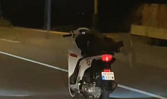 Motosiklet sürücüsünün tehlikeli yolculuğu kamerada