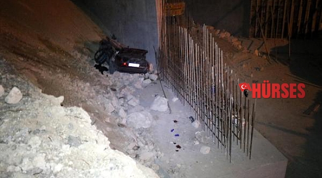 Otomobil, 6 metre yükseklikten uçup köprü ayağına çarptı; 4 ölü