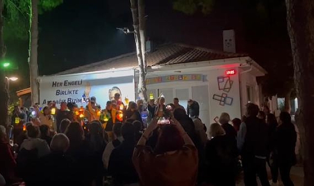Özel bireyler yaptıkları fenerlerle yürüdü