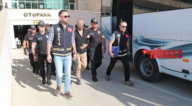 Polisten 'aranan' operasyonu: 54 gözaltı