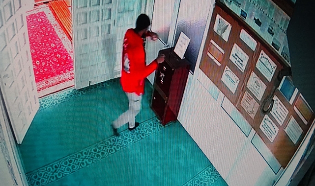 Sakız yapıştırdığı telle, cami kasasından paraları böyle çaldı