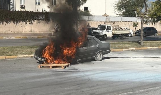 Satış için notere götürmeye hazırlandığı otomobili alev alev yandı