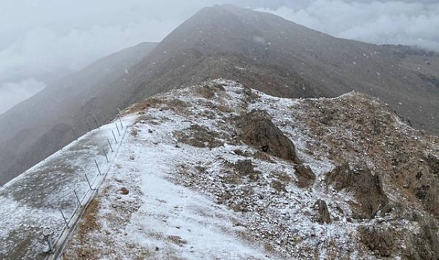 Tahtalı'ya mevsimin ilk karı düştü