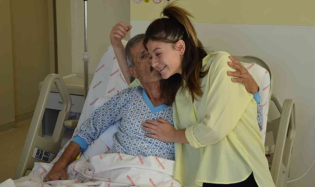 Torunundan alınan karaciğer nakledilen 71 yaşındaki dede, gözyaşlarını tutamadı
