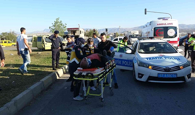 Trafik kazasında eşini kaybeden yaralı adamın feryatları yürekleri dağladı