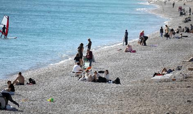 Turistler poyraza aldırmadan denize girdi