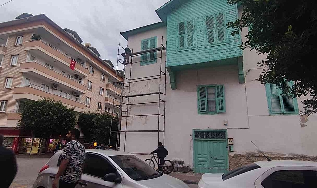 Üç katlı eve iskele kuran iki işçi canını hiçe saydı