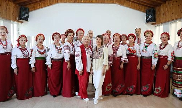 Ukraynalı ve Ruslardan oluşan koro, Atatürk için İzmir Marşı'nı okudu