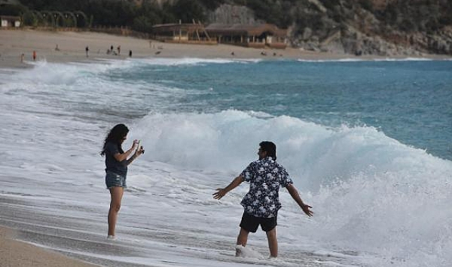 Yabancı turistler dalgalara rağmen denize girdi
