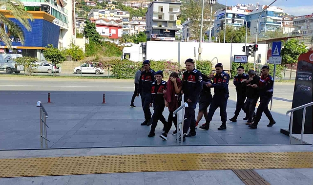 Yeni doğan bebeğin 5. kattan atılmasına ilişkin 3 kişi adliyeye sevk edildi